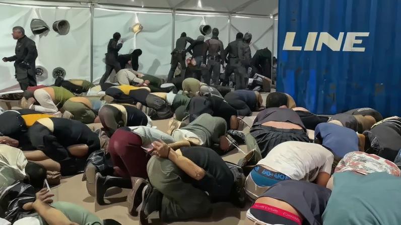 Ativistas da Flotilha Global Sumud, rumo a Gaza, são detidos em Israel. - (X/@itamarbengvir/AFP)