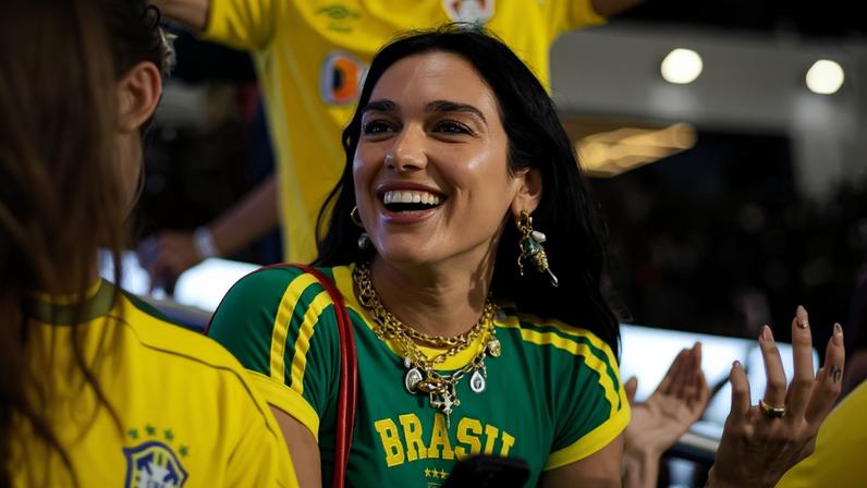 Cantora Dua Lipa no Maracanã assistindo o duelo entre Fluminense x Flamengo