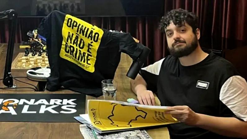 O YouTube derrubou o novo canal de Monark dias após o lançamento. Segundo a plataforma, houve violações às diretrizes da comunidade. (Foto: Monark Talks/Reprodução)