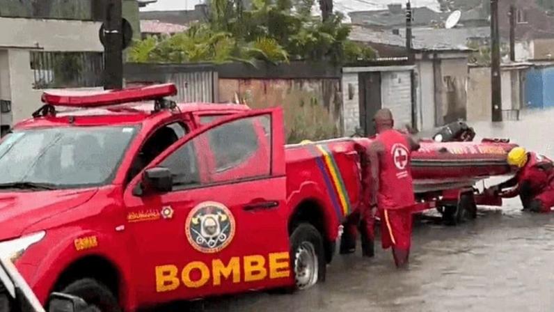 Bombeiros atuam na Rua Arão Botler, em Cajueiro, Zona Norte do Recife, ao lado do Rio Beberibe - DIVULGAÇÃO