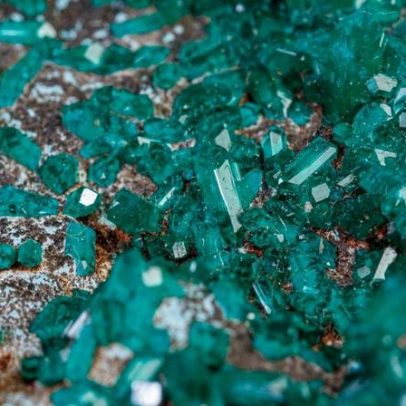 Cristal verde-esmeralda com tonalidade de cobre domina o interesse de colecionadores