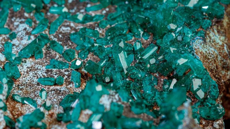 Cristal verde-esmeralda composto por silicato de cobre altamente valorizado por colecionadores – Créditos: depositphotos.com / Minakryn