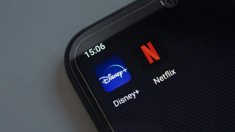 Apps dos serviços de streaming Disney+ e Netflix: assinatura como modelo de negócios