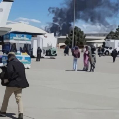 Jatos militares dos EUA colidem durante demonstração; tripulantes saltam de paraquedas