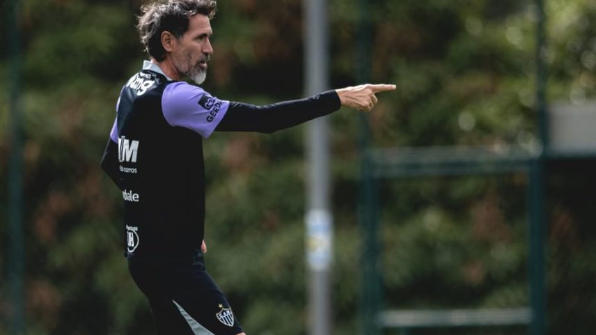 Domínguez dá instruções em treino no Atlético (Foto: Pedro Souza / Atlético)