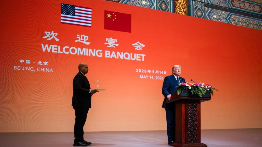 O presidente dos EUA, Donald Trump, discursa em Pequim, na China, em 14 de maio de 2026