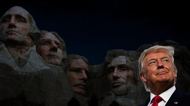 Trump incluiu, com uso da IA, o próprio rosto no monte Rushmore, monumento na Dakota do Sul (EUA) que abriga os bustos dos ex-presidentes George Washington (1789-1797), Thomas Jefferson (1801-1809), Theodore Roosevelt (1901-1909) e Abraham Lincoln (1861-1865)