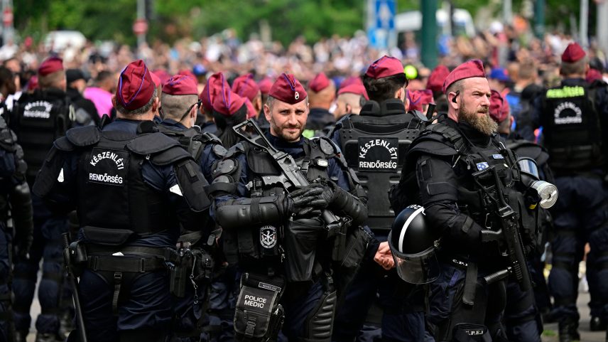 Policiais contêm multidão de torcedores em Budapeste