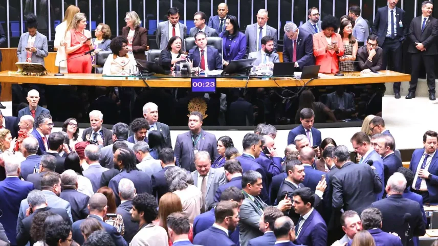 Plenário da Câmara dos Deputados durante sessão de discussão e votação da PEC que acaba com a escala 6"1 e reduz a jornada máxima para 40 horas semanais (Foto: Bruno Spada/Câmara dos Deputados)