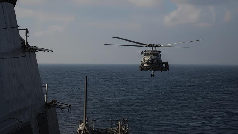 Un helicóptero MH-60R Sea Hawk se acerca al USS Delbert D. Black (DDG 119) después de patrullar el mar Arábigo.