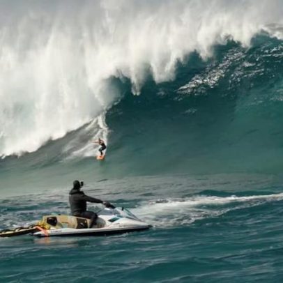 Surfista quebra recorde ao surfar maior onda surfada por uma mulher no Brasil