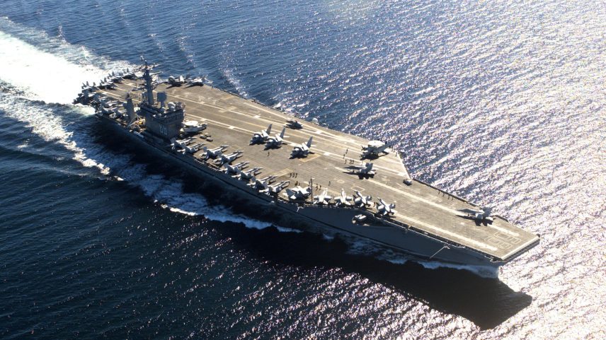 USS Nimitz pode transportar mais de 60 aeronaves de combate