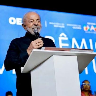 Lula afirma que ninguém está endividado por comprar dólar ou carro de luxo