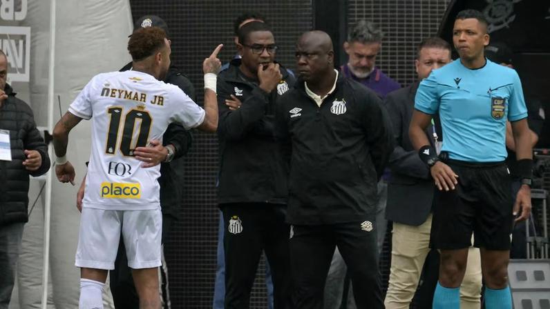Neymar discute após substituição equivocada em Santos x Coritiba.
