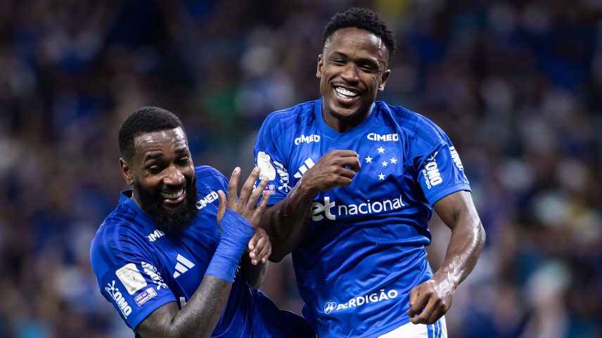 Gerson e Sinisterra comemoram o segundo gol do Cruzeiro contra a Chapecoense
