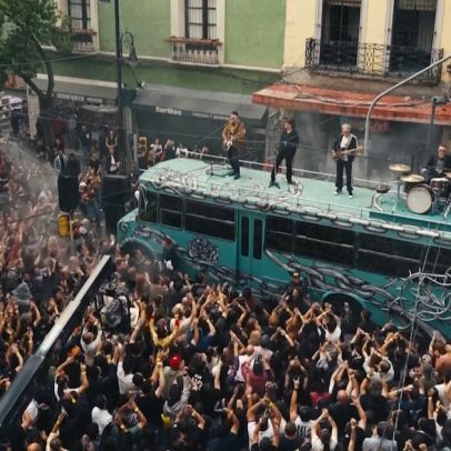 U2 grava clipe de música inédita e faz ação social para crianças no México