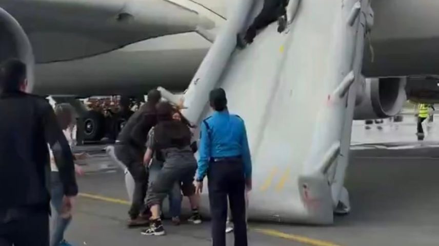 Voo com 289 a bordo evacua de emergência após fumaça