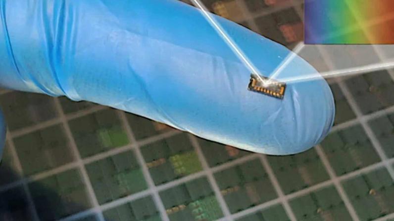 Chip microscópico com IA promete transformar celulares em laboratórios químicos portáteis. (Imagem: Laboratório de Pesquisa de Nanodispositivos e Nanossistemas Integrados da UC Davis)