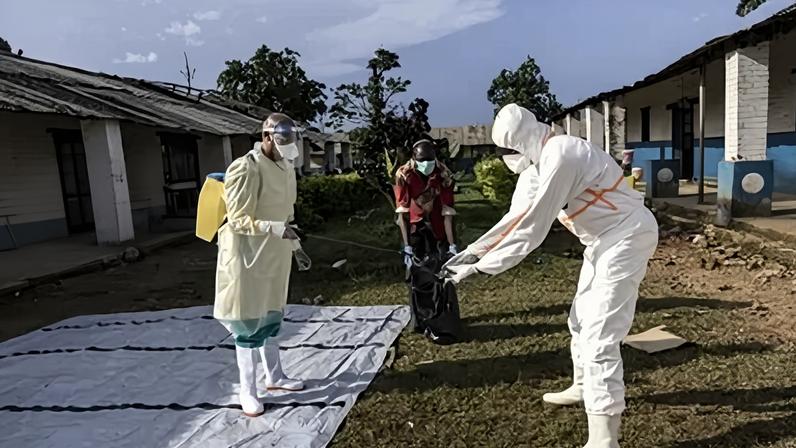 Trabalhadores desinfetam o Hospital Geral de Referência de Mongbwalu durante a resposta ao surto de Ebola em Mongbwalu, província de Ituri, leste da República Democrática do Congo, em 20 de maio de 2026.