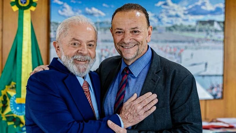 O presidente Lula e o dirigente nacional do PT, Edinho Silva (reprodução/Reprodução)