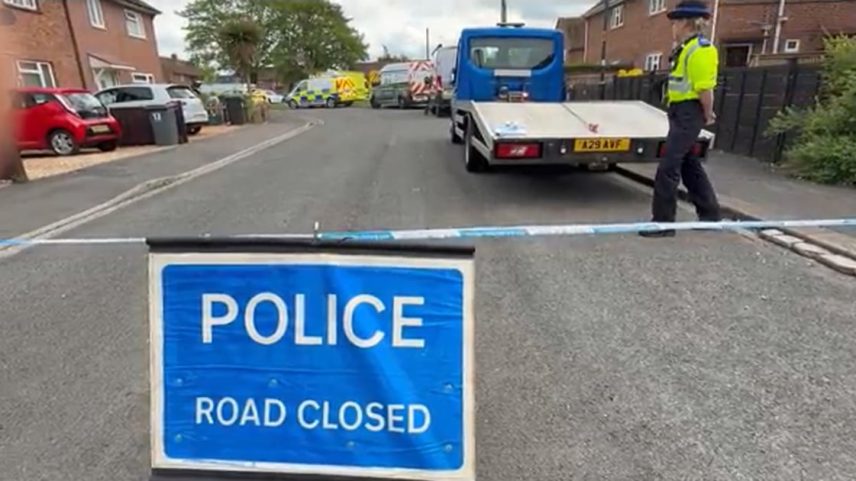Explosão em casa no interior da Inglaterra tem origem desconhecida e misteriosa.