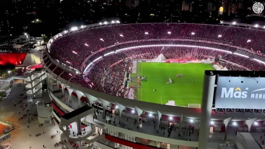 Os torcedores do River Plate protagonizaram cenas incríveis durante a partida das oitavas de final do Torneio Apertura contra o San Lorenzo no Estadio Más Monumental.