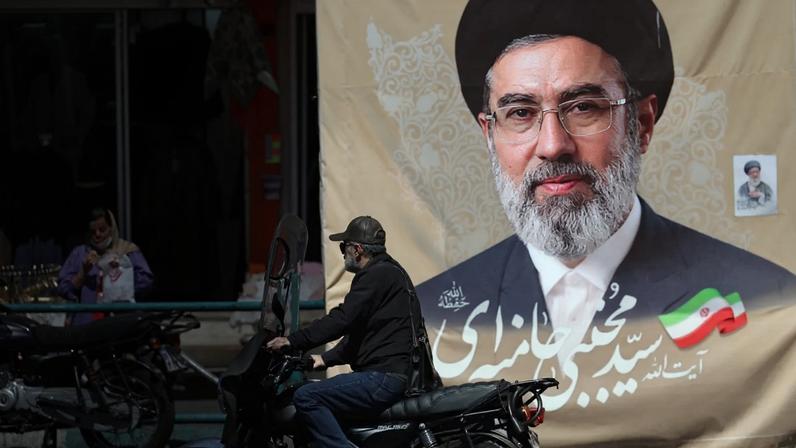 Cartaz com o rosto do aiatolá Mojtaba Khamenei em uma rua de Teerã: represssão aumentou desde o início da guerra. (Foto: EFE/EPA/ABEDIN TAHERKENAREH)