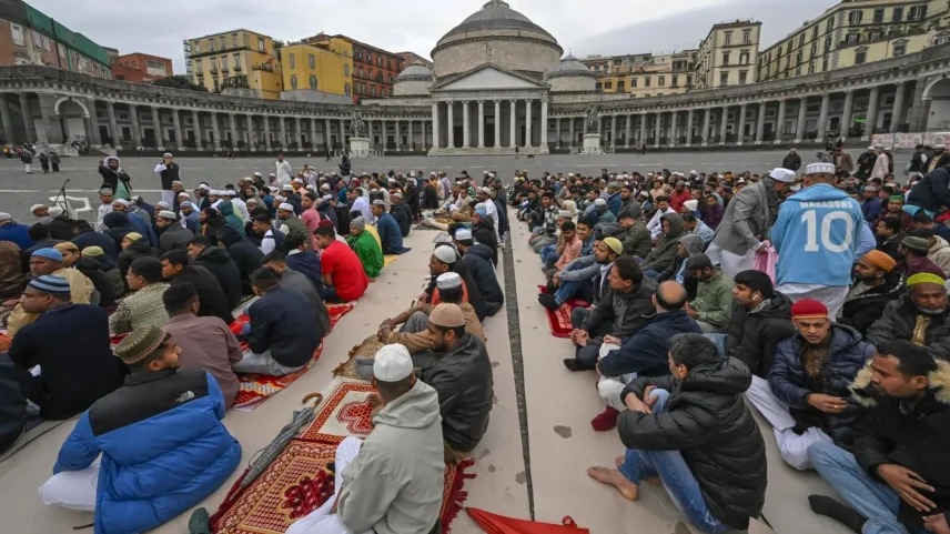 Muçulmanos celebram o fim do Ramadã em Nápoles, na Itália, em 2024. (Foto: EFE/EPA/CIRO FUSCO)