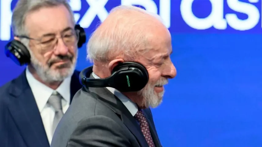 Lula, com fones de ouvido para tradução simultânea, durante evento na Alemanha, em abril deste ano. (Foto: EFE/EPA/HANNIBAL HANSCHKE)