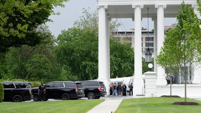 Em 22 de abril, o gramado norte da Casa Branca também foi temporariamente evacuado pela equipe de segurança do presidente Trump. Equipe de Trump disse que medida se deu por "precaução".