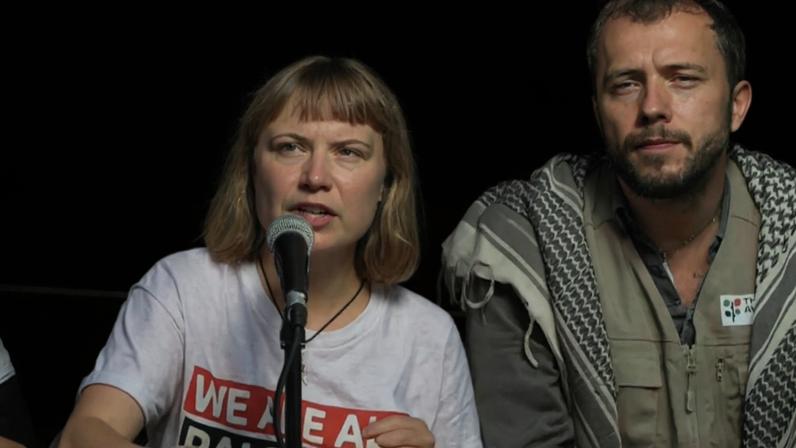 Greta Thunberg, ao lado do brasileiro Thiago Ávila, logo antes de partir com flotilha rumo a Gaza em agosto de 2025. (Foto: EFE)