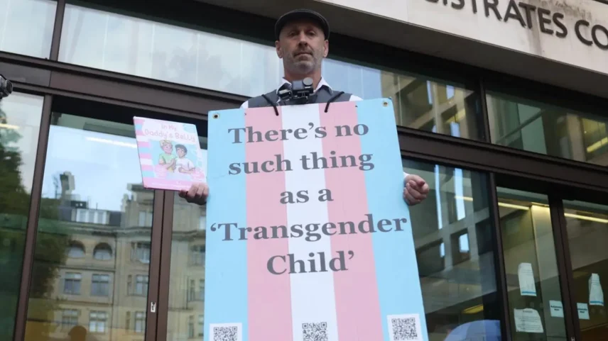Manifestante segura cartas em frente a tribunal em Londres, em setembro de 2025: "Não existe criança transgênero" (Foto: EFE/EPA/NEIL HALL)