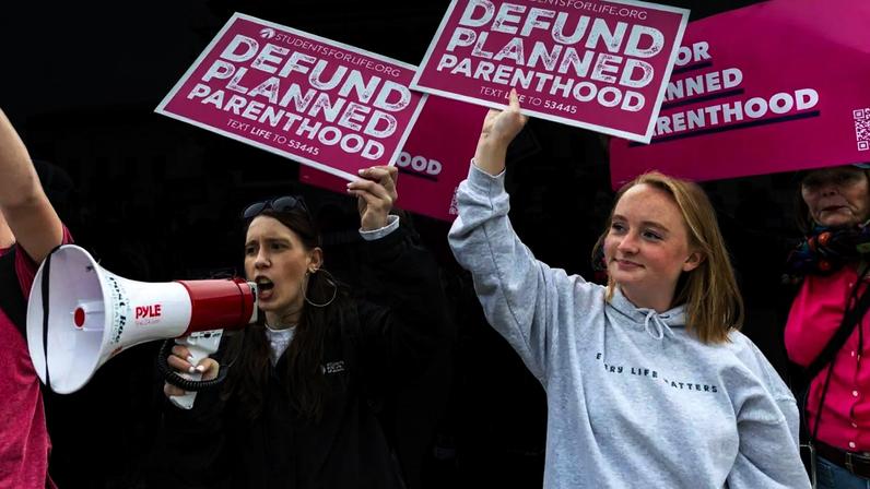 Ativistas contra o aborto durante manifestação em frente à Suprema Corte dos Estados Unidos, em abril de 2005. (Foto: EFE/EPA/SHAWN THEW)