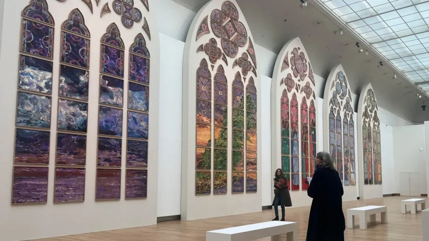 Vitrais de Claire Tabouret em exposição, antes de serem instalados na Catedral de Notre Dame: controvérsia. (Foto: EFE/Nerea González)