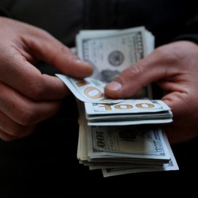 Dólar sobe para R$ 5,06 com cenário político interno e externo
