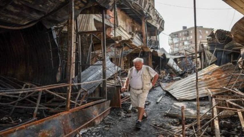 Moradores passam por local de ataque russo em Kiev 25 de maio de 2026 REUTERS/Alina Smutko