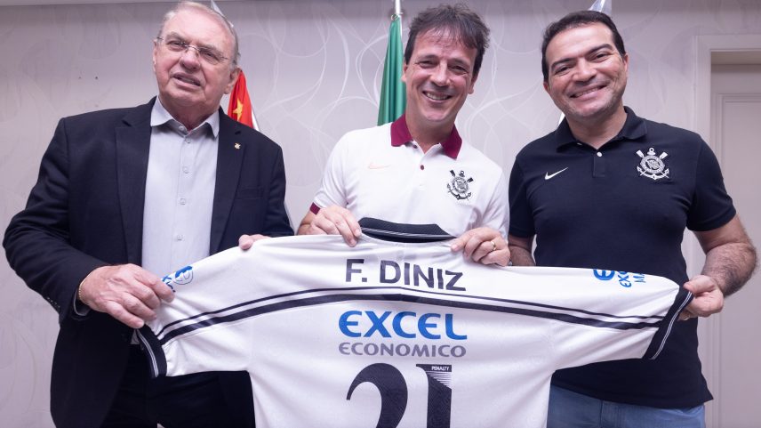 Na apresentação, Fernando Diniz mostrou a camisa da 1ª passagem pelo Timão
