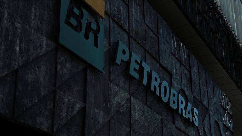 Logotipo da Petrobras em relevo verde sobre parede de concreto de um prédio moderno