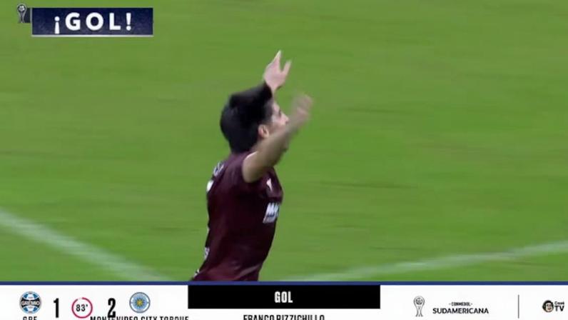Torque marca gole de falta contra o Grêmio em Porto Alegre