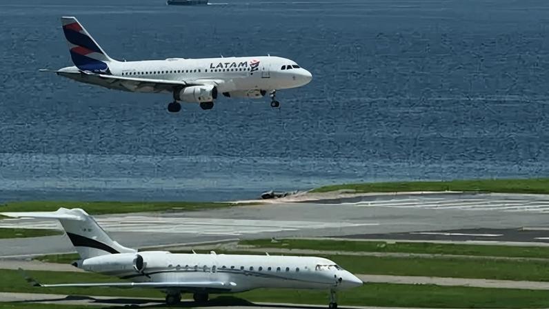 Avião da Latam Airlines aterrissa no Aeroporto Santos Dumont, na região central do Rio de Janeiro