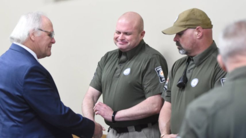 O prefeito Ron Shinnick, à esquerda, cumprimenta integrantes do Departamento de Polícia de Cohutta na prefeitura da cidade de Cohutta, no estado da Geórgia (EUA)
