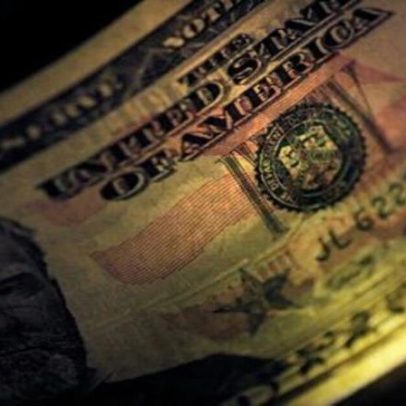 Dólar cai levemente com acordo EUA-Irã, próximo de R$5