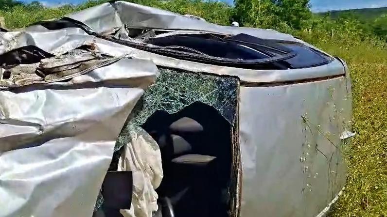 De acordo com o agente, a vítima morta era um jovem de 19 anos, passageiro do carro. O condutor, de 20 anos, foi encaminhado para um hospital próximo em estado grave (Foto: Reprodução / Polícia Militar)