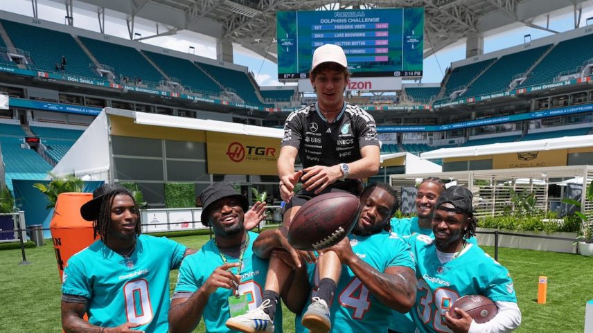 Andrea Kimi Antonelli é erguido por jogadores do Miami Dolphins.