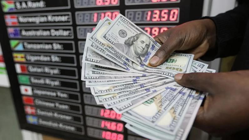 O dólar continua sendo a referência global. Até quando? (Foto: EPA/DANIEL IRUNGU)