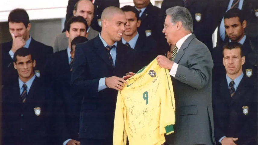 Ronaldo entrega camisa da seleção ao então presidente Fernando Henrique Cardoso após vice-campeonato na Copa de 1998. (Foto: EPA/Marie Hippenmeyer)