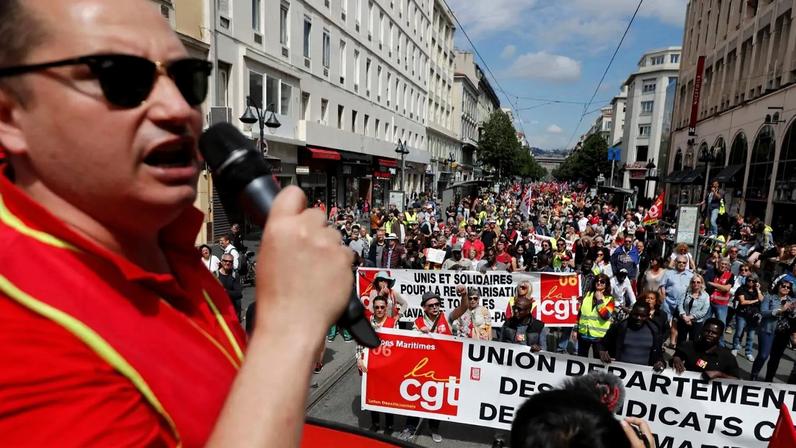 Protesto no Dia do Trabalho em Nice, na França, em 2019: país flexiblizou regras após adotar jornada reduzida. (Foto: EPA/SEBASTIEN NOGIER)