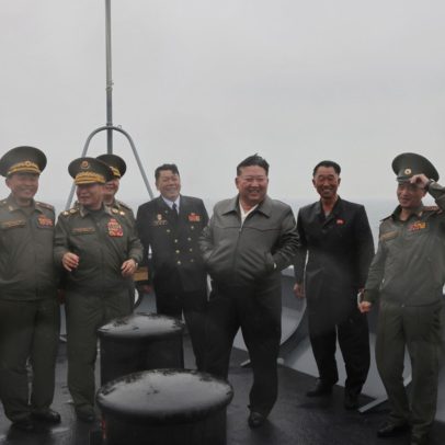 Kim Jong-un inspeciona armamentos e promete novo navio de guerra nuclear