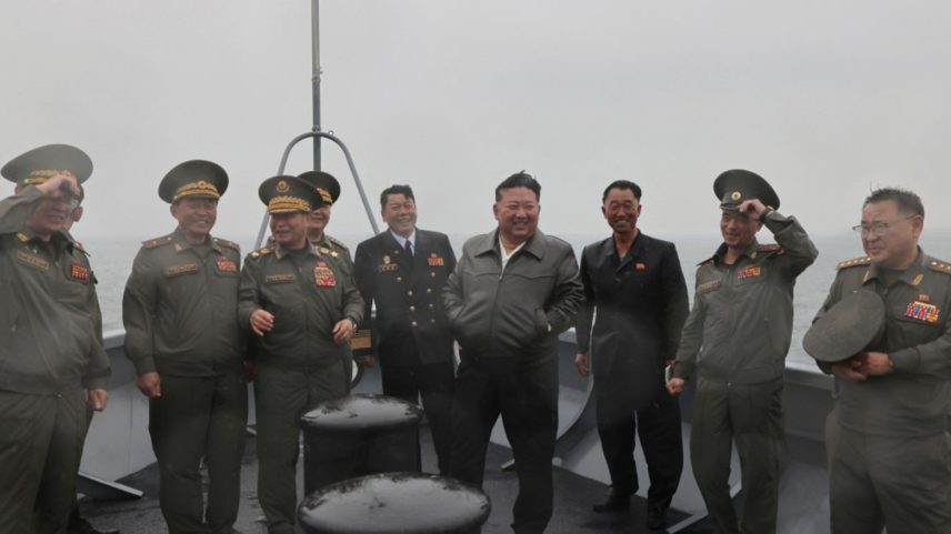 Visita ao destróier ocorreu no Mar Ocidental da Coreia, a cerca de 222 quilômetros da costa