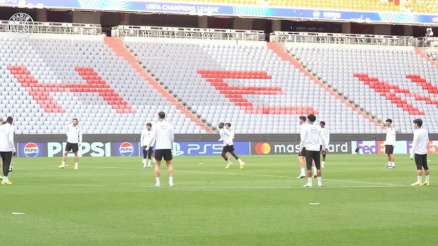 Os jogadores do Paris Saint-Germain fazem rondos no treino oficial na Fußball Arena München, antes do jogo de volta da semifinal da UEFA Champions League contra o FC Bayern.